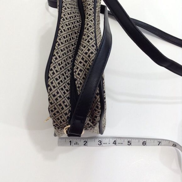 Tommy Hilfiger Camera Style Crossbody Bag - Picture 4 of 6